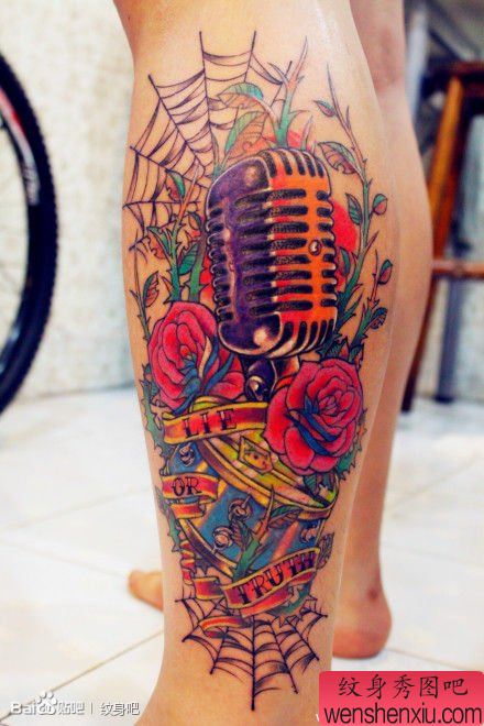 小腿上一幅麦克风纹身作品
