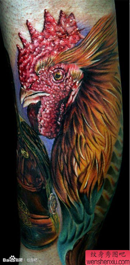 一幅超逼真的公鸡纹身图案