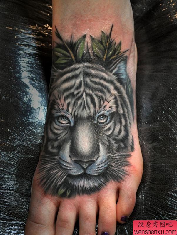 脚背上一幅霸气的老虎纹身作品