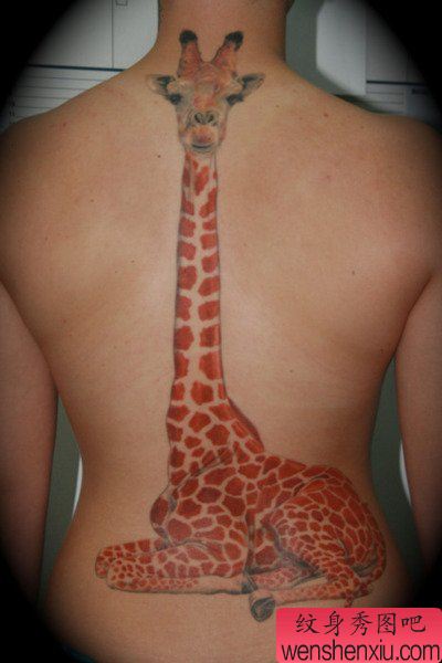 一幅长颈鹿纹身图案