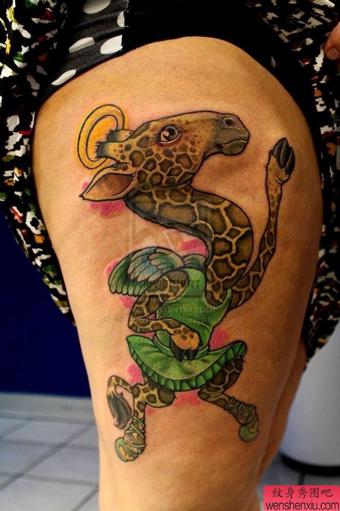 大腿上一幅长颈鹿纹身图案