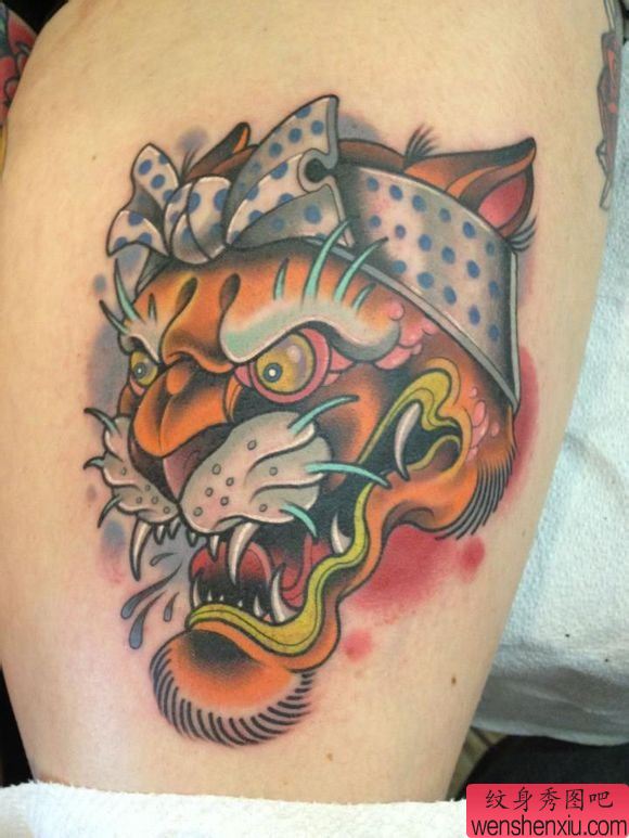 美女大腿上一幅老虎纹身图案