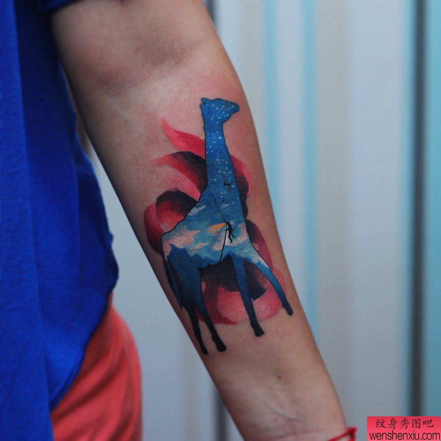 推荐一幅抽象长颈鹿纹身作品