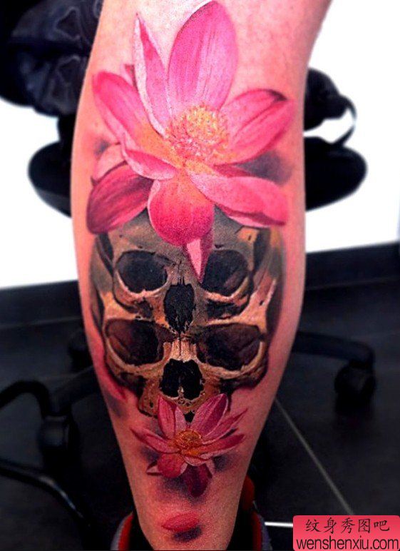 小腿上一幅个性的骷髅莲花纹身图案