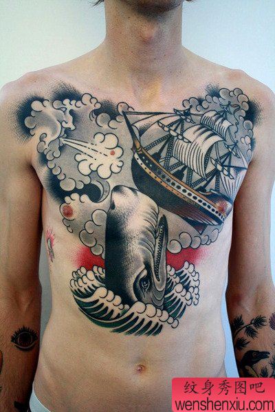 帅哥胸口上一幅欧美风纹身图案欣赏