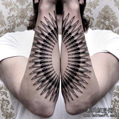 潮男小臂上一幅图腾纹身图案