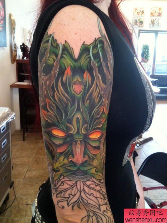 一幅美女花臂纹身图案