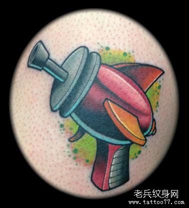一幅欧美卡通枪纹身图案