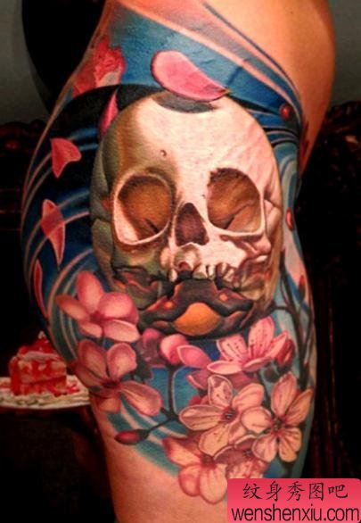 美女臀部上一幅性感骷髅纹身作品