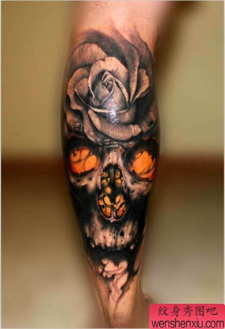 小腿上一幅精细的骷髅玫瑰花纹身作品