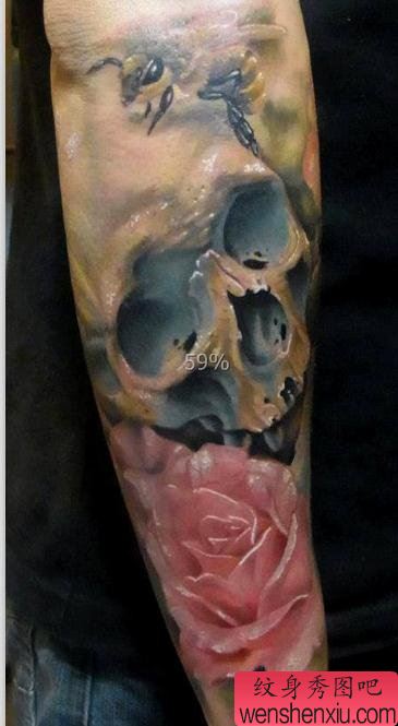 一幅漂亮的小花臂骷髅纹身作品