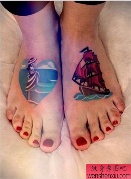 脚背上一幅漂亮的海滩纹身作品