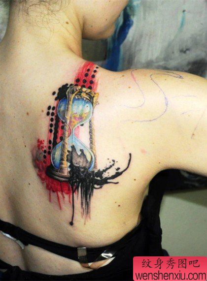 美女后背上一幅个性沙漏纹身作品