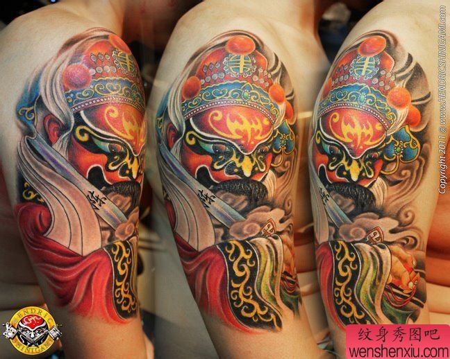 为大家推荐大臂上的一幅脸谱纹身作品