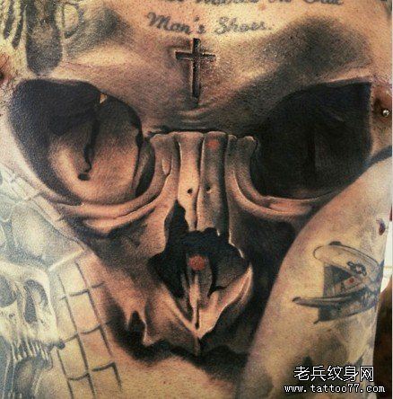 一幅前胸骷髅纹身图案