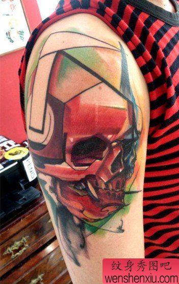 大臂上一幅抽象彩色骷髅纹身作品欣赏