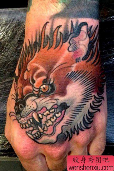 手背上一幅欧美狼头纹身图案欣赏