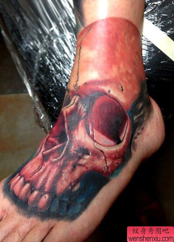 脚背上一幅恐怖骷髅纹身作品
