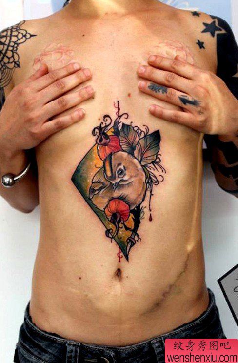 推荐一幅胸口下面漂亮的小鸟纹身作品