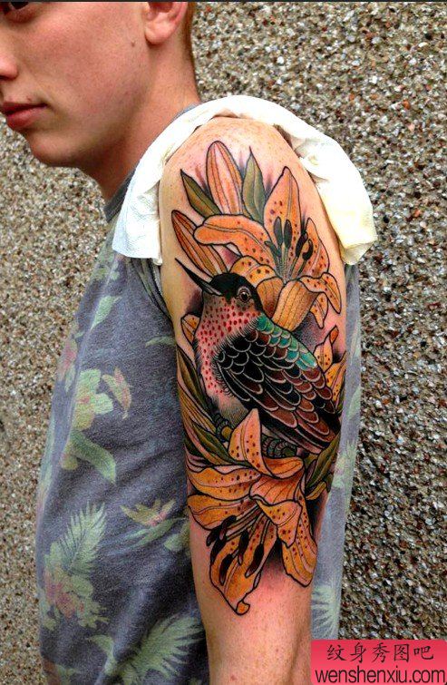 帅哥大臂上一幅漂亮的百合花鸟纹身图片
