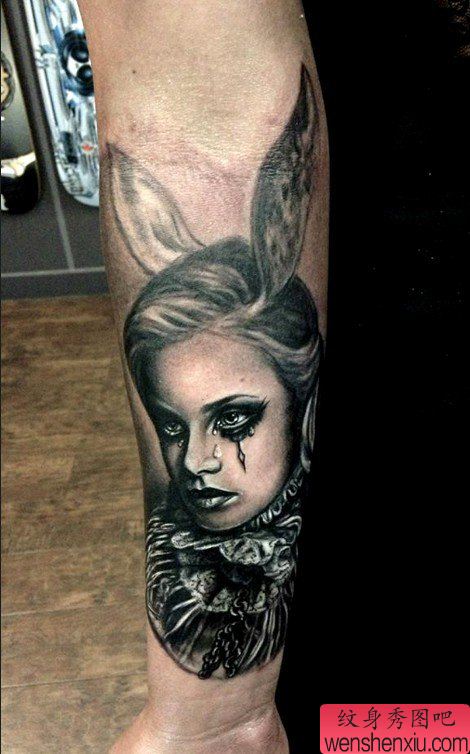 推荐小臂上一幅恐怖兔女郎纹身图案