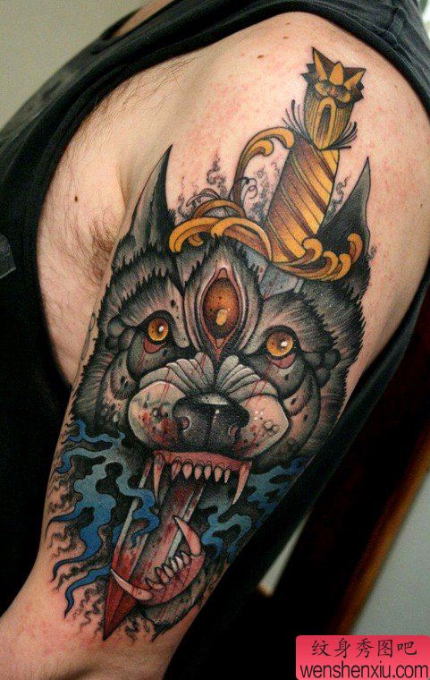 大臂上一幅霸气的欧美狼头纹身图案