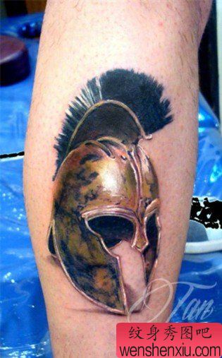 小腿上一幅逼真的武士头盔纹身作品