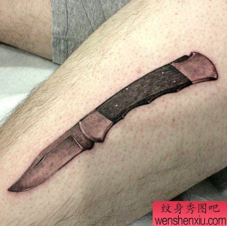 大腿上一幅个性匕首纹身图案