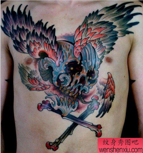 胸口上一幅school风格骷髅翅膀纹身图案
