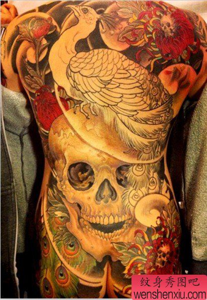 一幅传统经典满背孔雀骷髅纹身作品欣赏