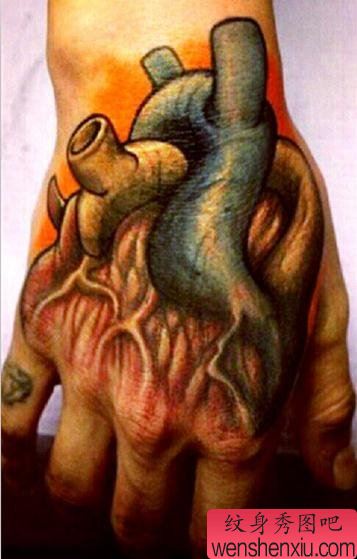 手背上一幅恐怖心脏纹身作品