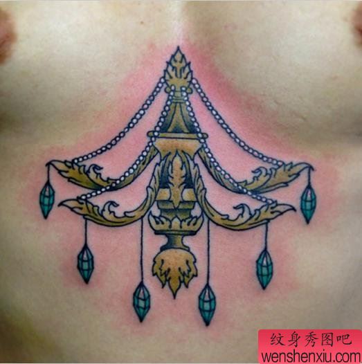 胸部下面一幅漂亮的挂饰纹身图案