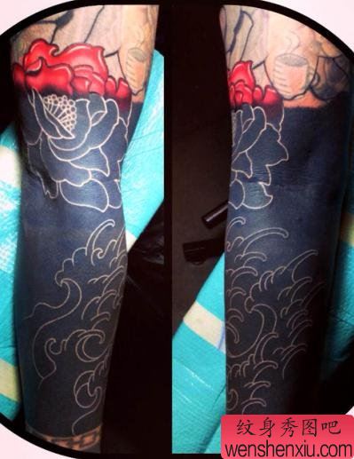 一幅个性另类的黑臂纹身作品