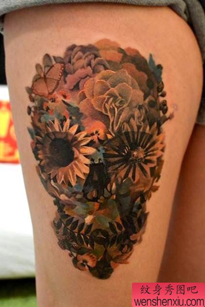 大腿上一幅性感花骷髅纹身作品