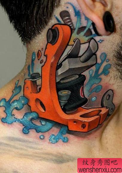 脖子上一幅漂亮的纹身机纹身作品