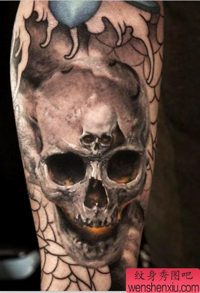 小臂上一幅个性恐怖的骷髅头纹身作品