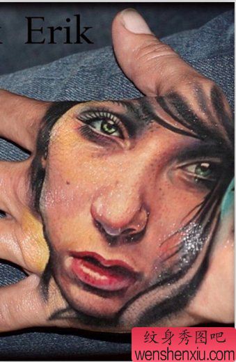 手背上一幅欧美漂亮女性肖像纹身作品