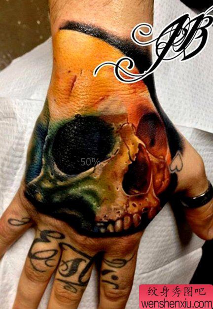 手背上一幅流行彩色骷髅纹身作品