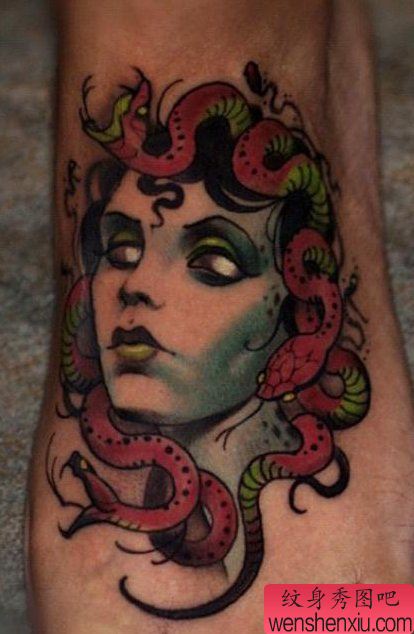 推荐脚背上的一幅美杜莎纹身图案