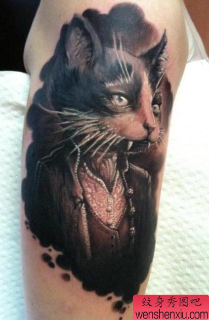 给大家欣赏一幅个性猫人纹身作品