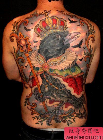 推荐一幅欧美满背乌鸦皇冠纹身作品