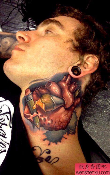 欣赏一幅个性的颈部心脏纹身作品