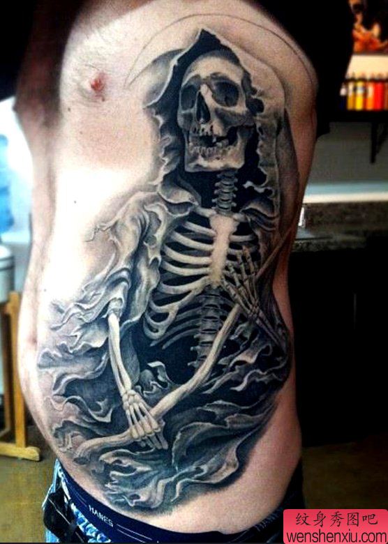 侧腰上一幅经典的死神纹身图案
