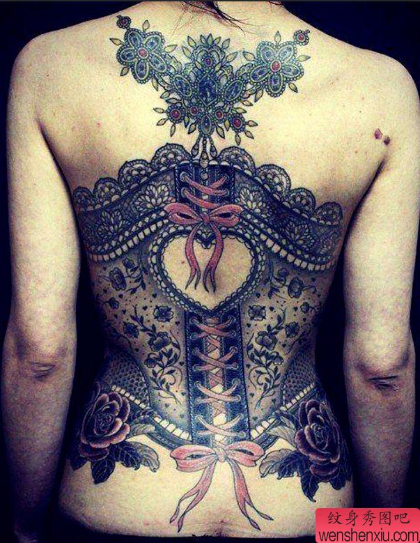 一幅个性的满背蕾丝衣纹身作品
