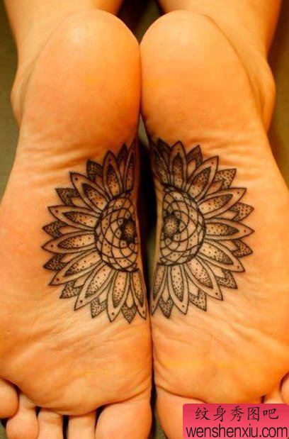 一幅个性的脚板心纹身图案