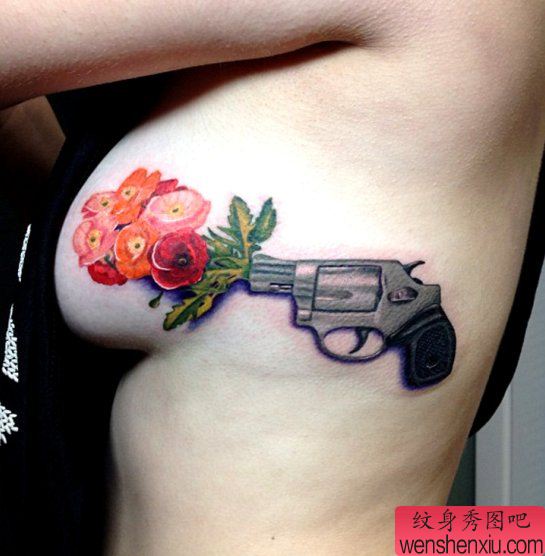 美女胸部上一幅手枪花纹身作品