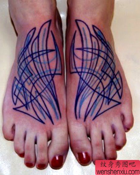 脚背上一幅个性线条纹身图案