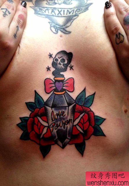 胸部下面一幅性感的school玫瑰花纹身图案