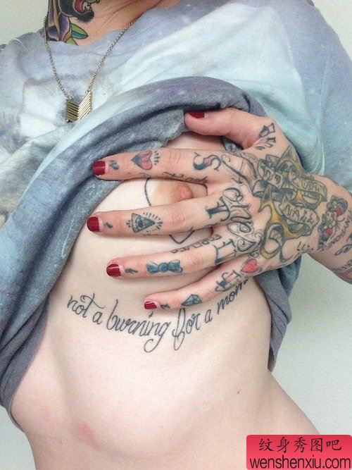 美女人感胸部文字纹身作品