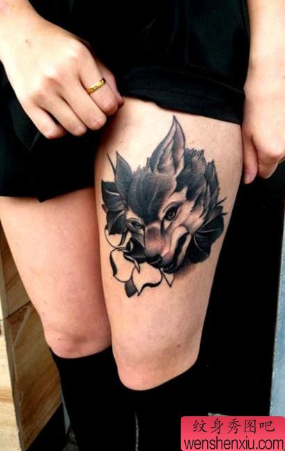大腿上一幅流行性感狼头纹身图案